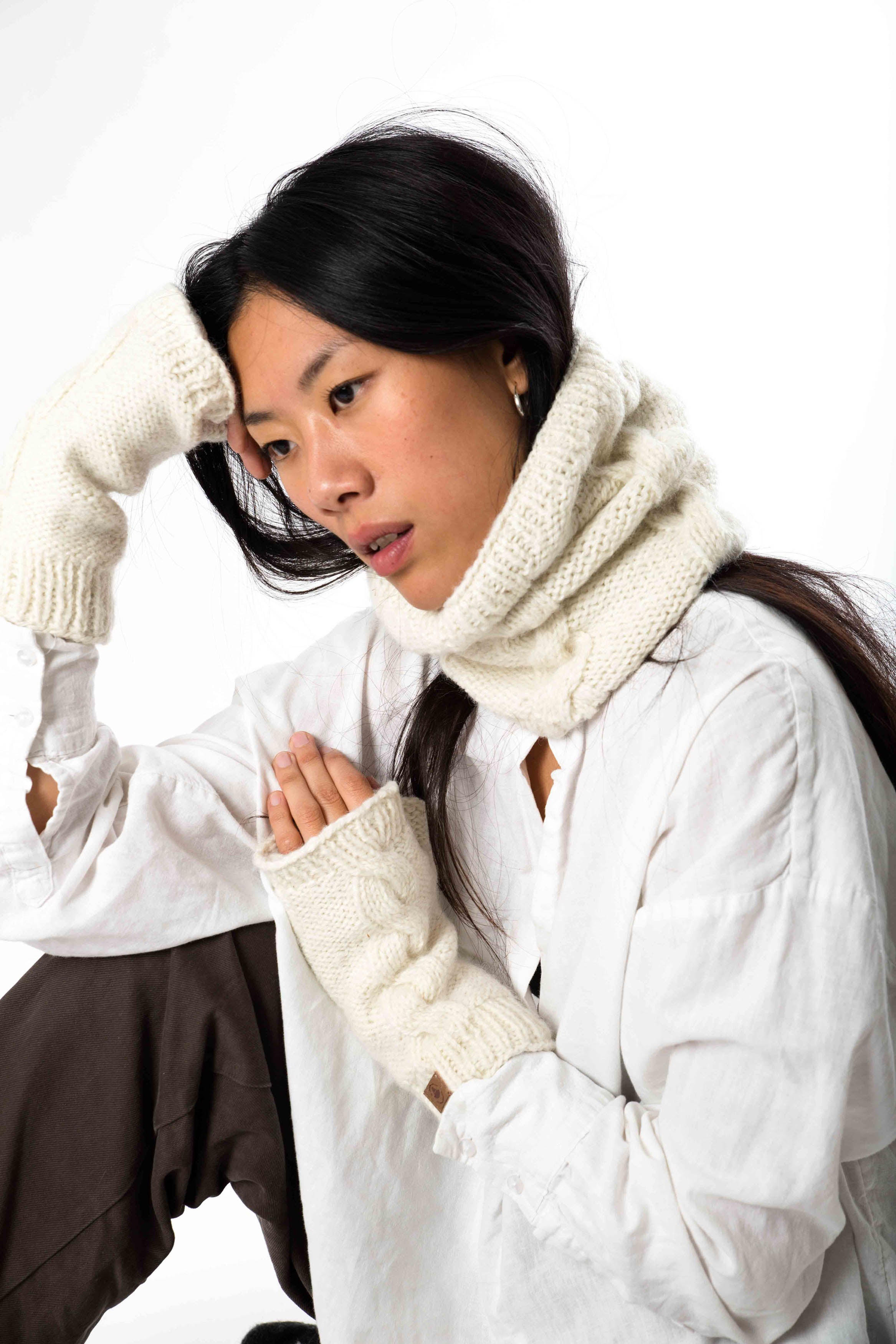 MOHAIR CABLE WRISTWARMER