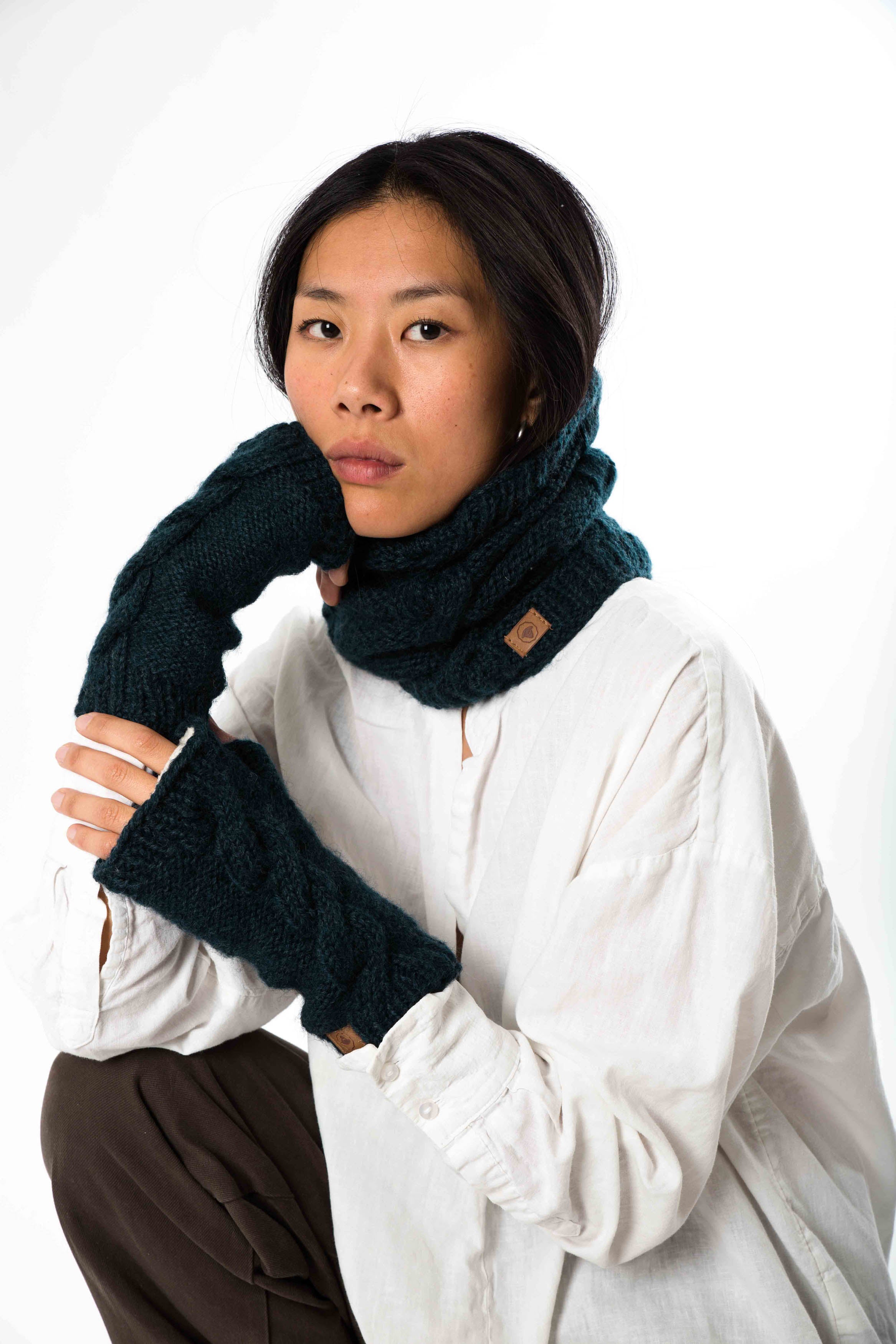 MOHAIR CABLE WRISTWARMER